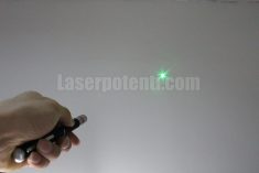 Puntatore laser verde 1mW classe 2 per gatti

VAI LENTAMENTE, credetemi, in qualsiasi momento ge ...